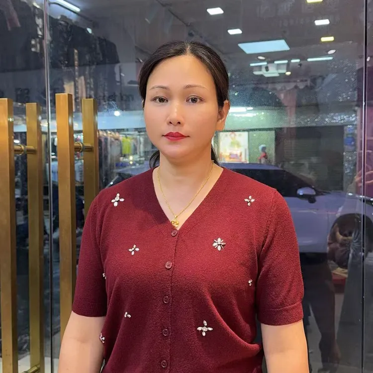 宽松型针织衫V领毛衣刺绣厚款针织毛针织衫
