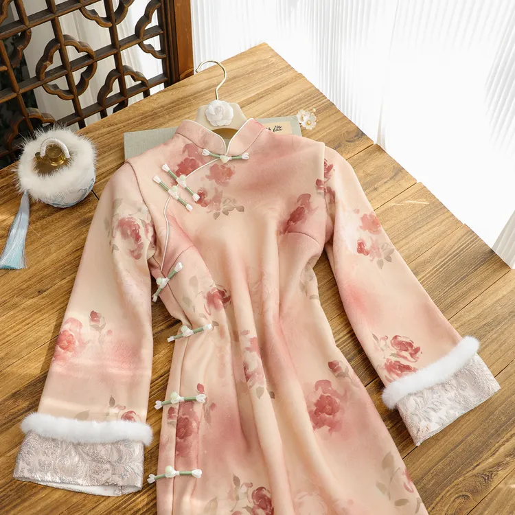 俏娘鱼粉色复古新中式倒大袖2025冬季新款加绒旗袍女日常可穿年轻