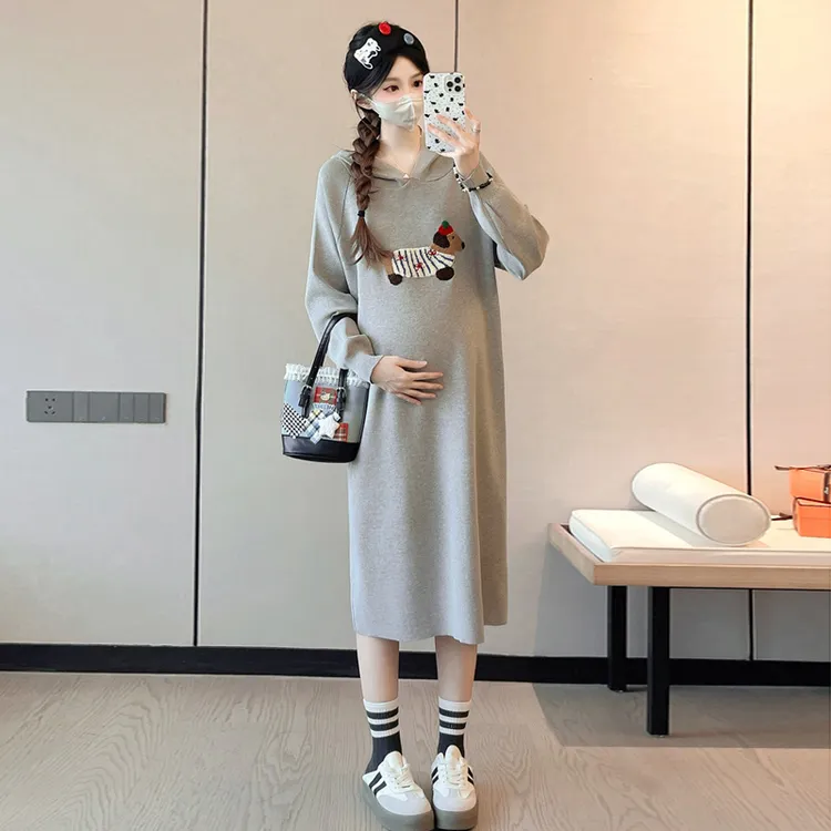 孕妇秋冬季连衣裙2025新款休闲宽松慵懒风直筒小狗刺绣连帽卫衣裙