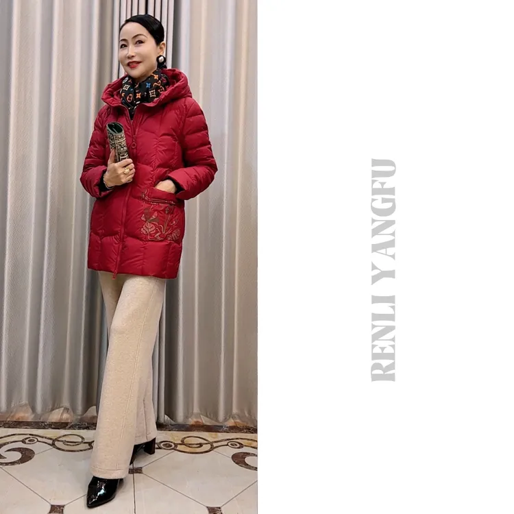 【羽莲】冬季静奢时尚保暖古典刺绣大口袋立领连帽包臀羽绒服6796