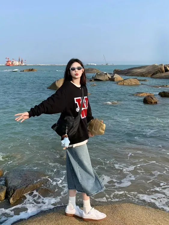 2025新款早春韩系圆领卫衣女宽松显瘦高级感超好看上衣百搭牛仔裙