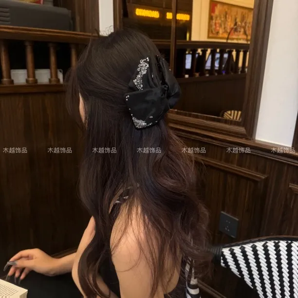 赫本风高级感水钻珍珠三角抓夹2025夏季新款韩国洋气时尚鲨鱼