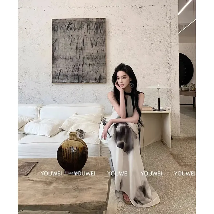 海边度假巨好看的连衣裙女夏季大方挂脖吊带裙子背心裙