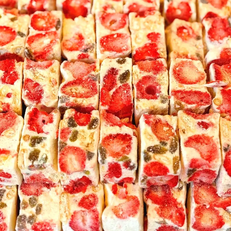 草莓羊奶芙坚果雪花酥网红爆款休闲零食