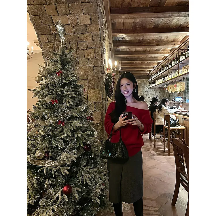 超好看斜肩红色针织毛衣女冬新款圣诞穿搭独特露肩上衣显瘦半身裙