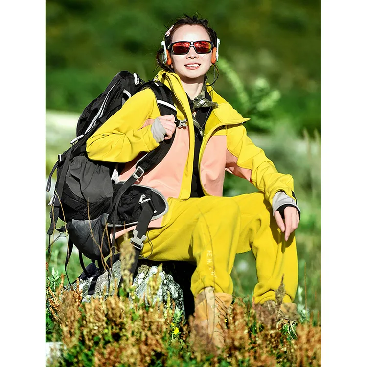 北京森林户外原创连帽拼色专业登山抗风防水透气保暖加绒软壳衣女