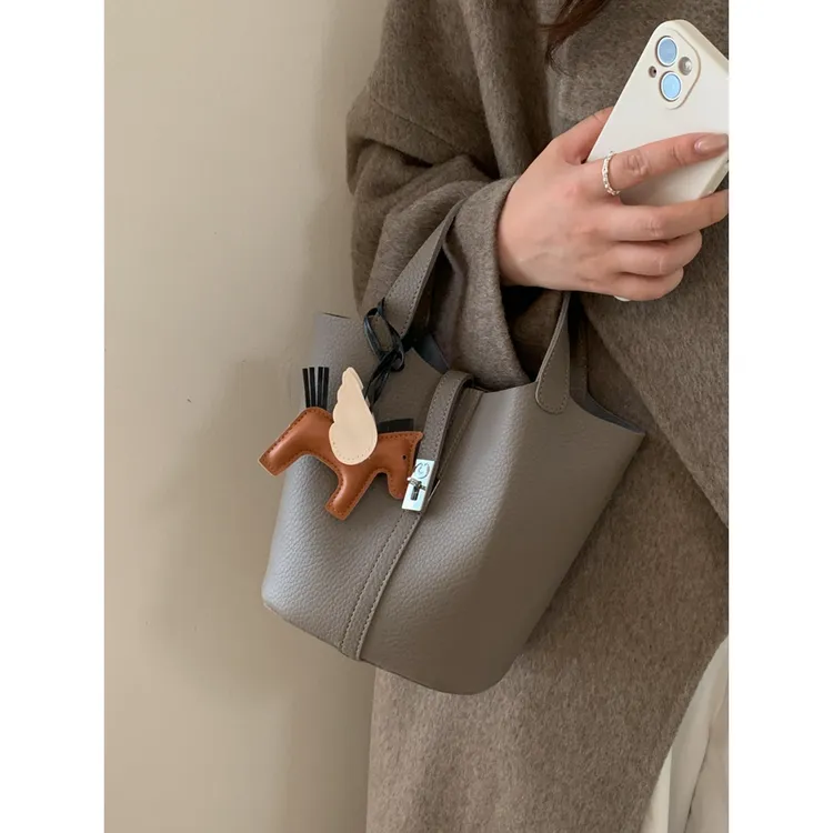 高级感小众设计包包女2025秋新款通勤百搭斜挎包手提菜篮子水桶包