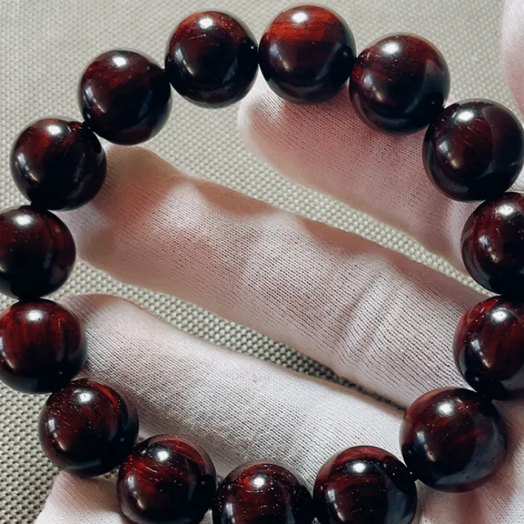 小叶紫檀老琴料手串，卡12圆珠。金星黑沁一抹红。
