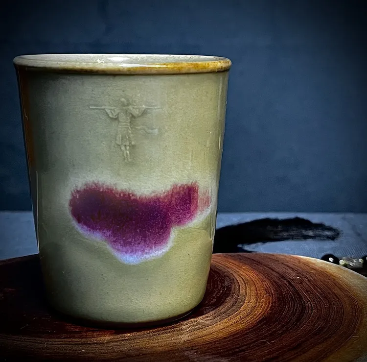 艺术钧瓷 | 苗幸伟全手工雕刻大话西游主题紫云梅子青釉可乐杯
