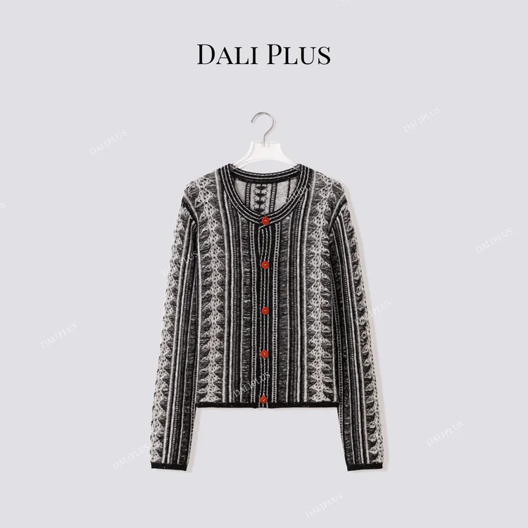 DALI PLUS“红纽扣针织”苏力羊驼莱赛尔香风针织开衫-D5MM3171