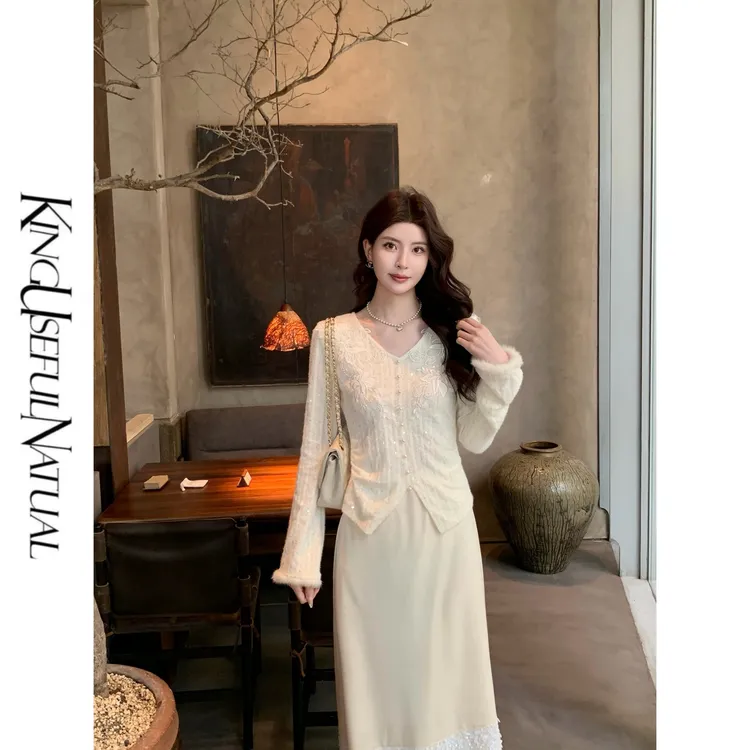 KUN【影迭生花】完美身形 重工提花绣亮片高级秋冬内搭米色针织上衣