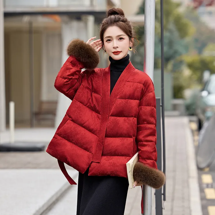 新中式优雅V领羽绒服女2025冬季新款红色真狐狸毛袖口时尚外套潮