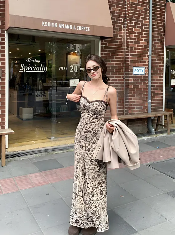 2025夏季新款显瘦成熟女气质性感腰果花黑色蕾丝边拼接高腰连衣裙