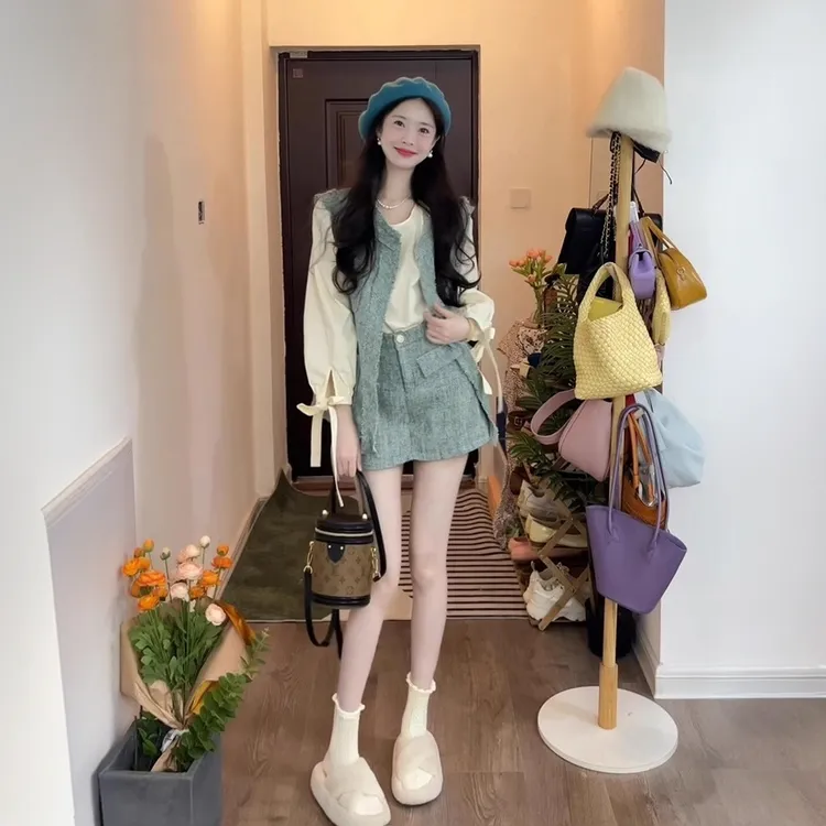 法式小香风套装女2025春季新款高级感盐系气质马甲衬衫短裙三件套