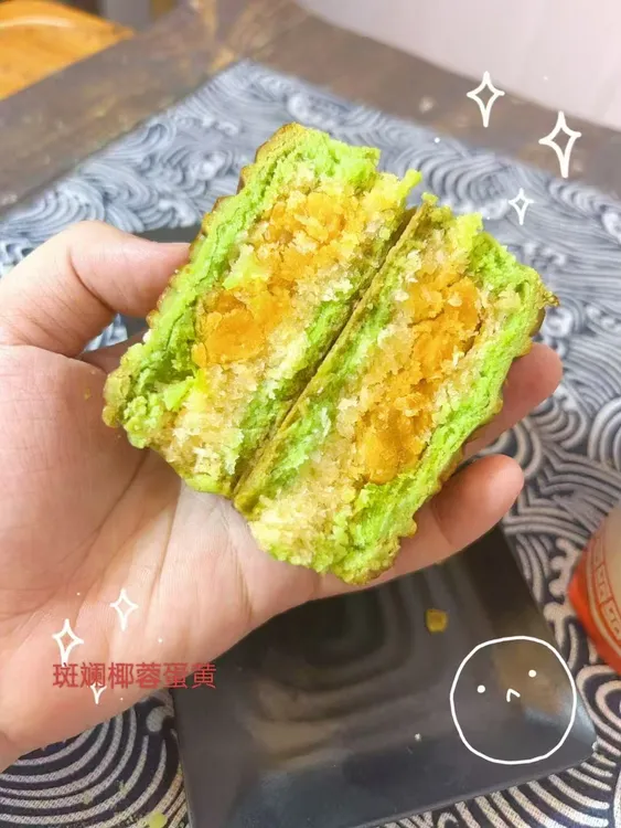 酥皮斑斓椰蓉蛋黄月饼