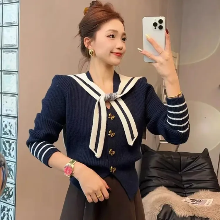 欧货高级感V领蝴蝶扣针织毛衣女2024冬季新款显瘦红色毛衣带围脖