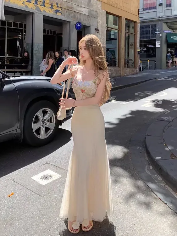 法式花朵蕾丝拼接网纱吊带连衣裙女夏季度假风修身鱼尾包臀中长裙