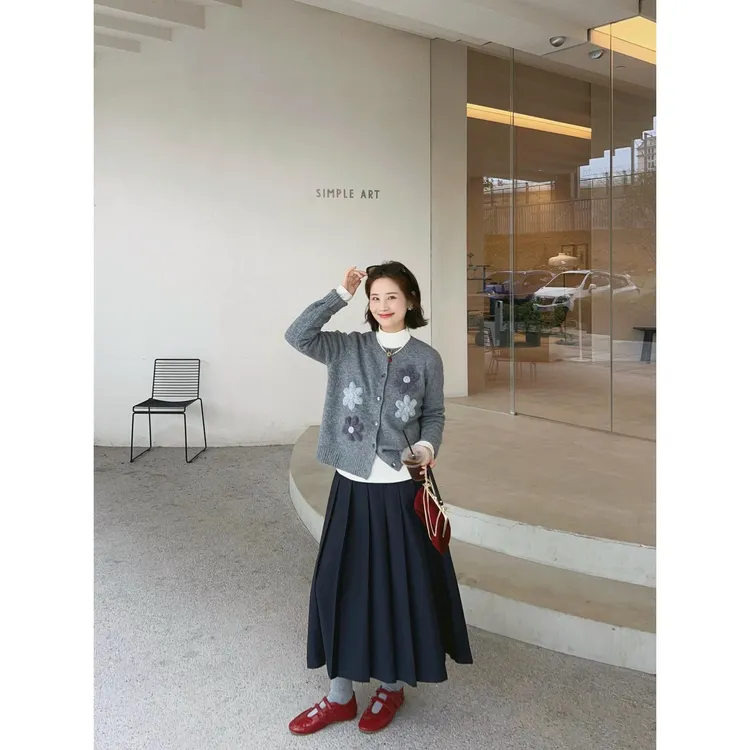 韩式复古设计感立体花朵针织开衫女秋季新款宽松显瘦半身裙套装