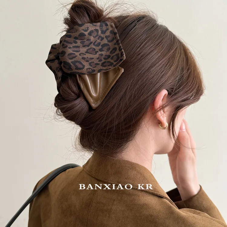 秋冬复古豹纹三角抓夹女高级感2025新款盘发后脑勺鲨鱼夹发夹头饰