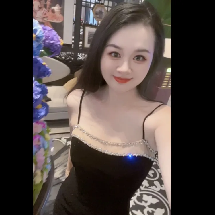 魅鹊 52290 【有胸垫】秋冬新款法式轻奢钉钻黑金丝绒吊带连衣裙