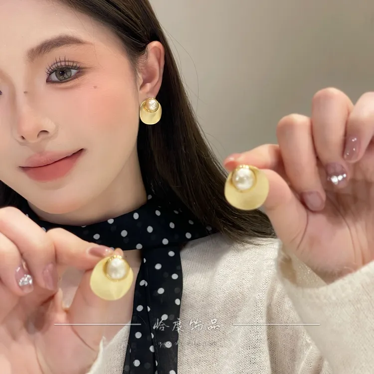 铜合金仿珍珠耳饰 【恰度】复古轻奢磨砂金属片珠珠耳钉