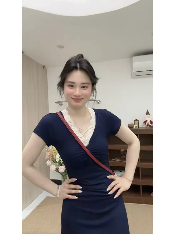 法式纯欲辣妹风V领蕾丝花边连衣裙女夏季新款气质收腰显瘦包长裙