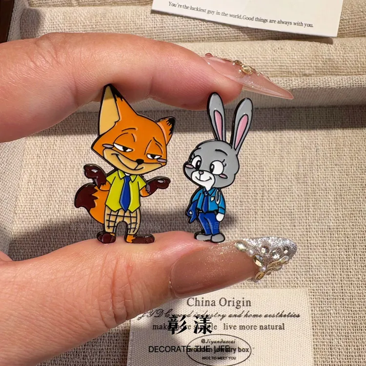 卡通趣味疯狂动物城周边胸针可爱狐尼克朱迪兔金属徽章包包配饰