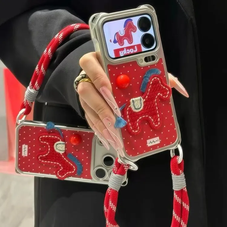 新年刺绣小马挂绳适用苹果17/16promax手机壳14华为vivoppo小米15