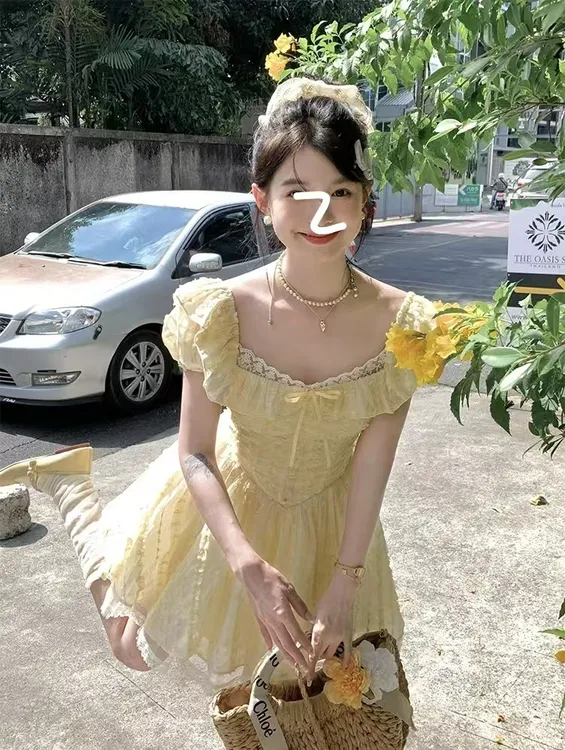 甜美温柔风奶黄色方领连衣裙夏季少女感减龄显瘦泡泡袖在逃公主裙