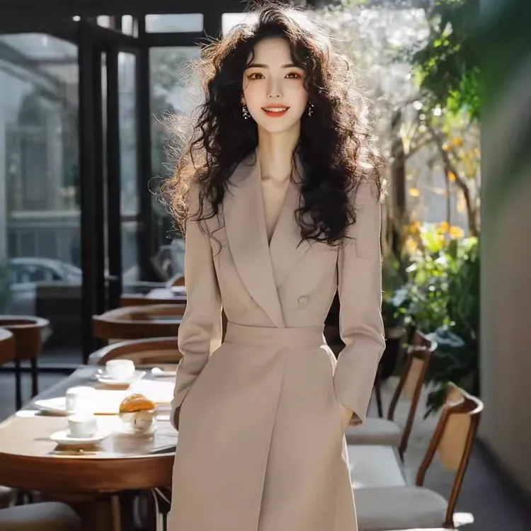 时尚卡其色西装连衣裙女2025秋季新款韩系氛围秋白布直筒连衣裙