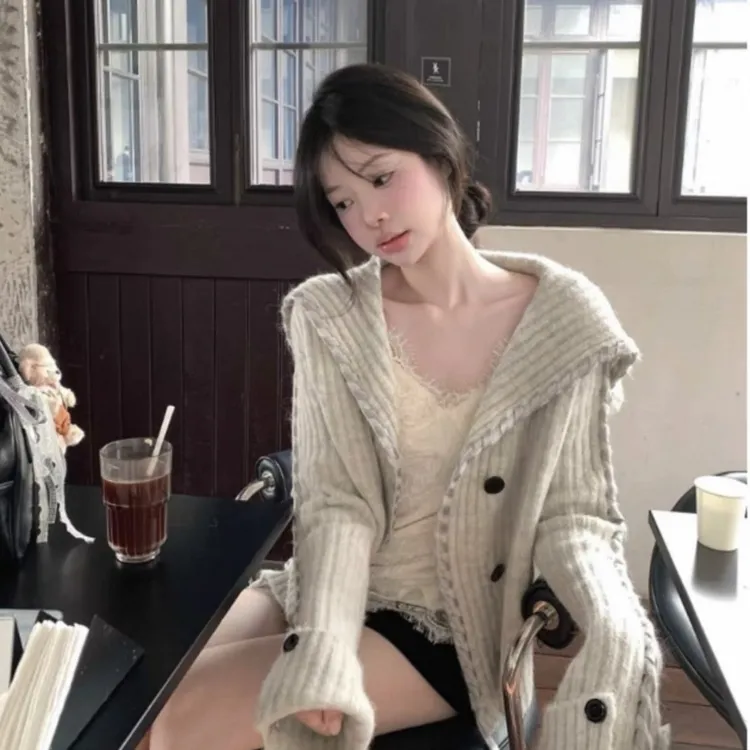 003美式辣妹设计感大翻领独特小上衣针织开衫女灰色毛衣短外套冬