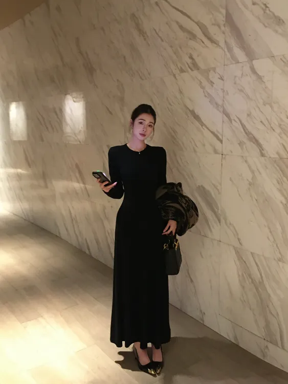 法式极简风御姐气质圆领连衣裙早秋新款修身显瘦基础款打底长裙
