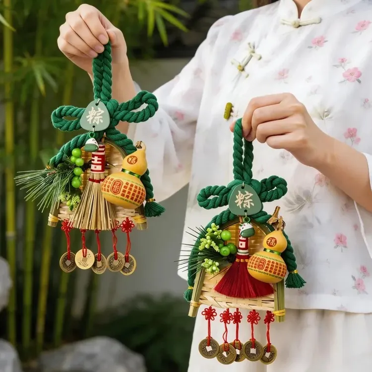 端午节万字结挂件艾草香包装饰品客厅氛围场景入户门葫芦扫把挂饰商品图