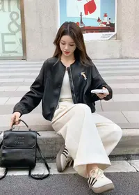 【钰姐精选】宾25029-刺绣小兔子拼接PU外套蝙蝠袖休闲时尚百搭