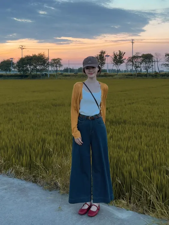 【生万物】秋冬黄色针织开衫白色吊带上衣减龄显瘦高腰牛仔裤套装