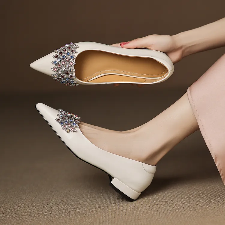 2cm轻奢风水钻尖头浅口单鞋粗跟米白色时尚平底鞋百搭通勤工作鞋