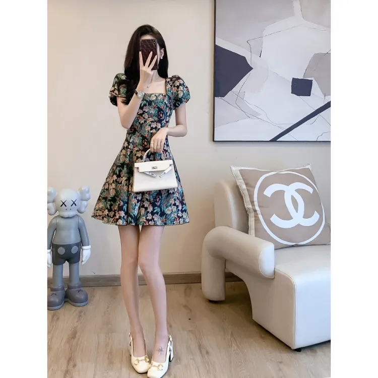 夏季新款方领复古气质茶歇裙收腰显瘦别致泡泡袖碎花连衣裙子