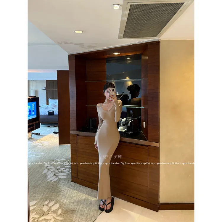 港风高智感早秋连衣裙女修身V领口长袖连衣裙长裙性感包臀裙7300