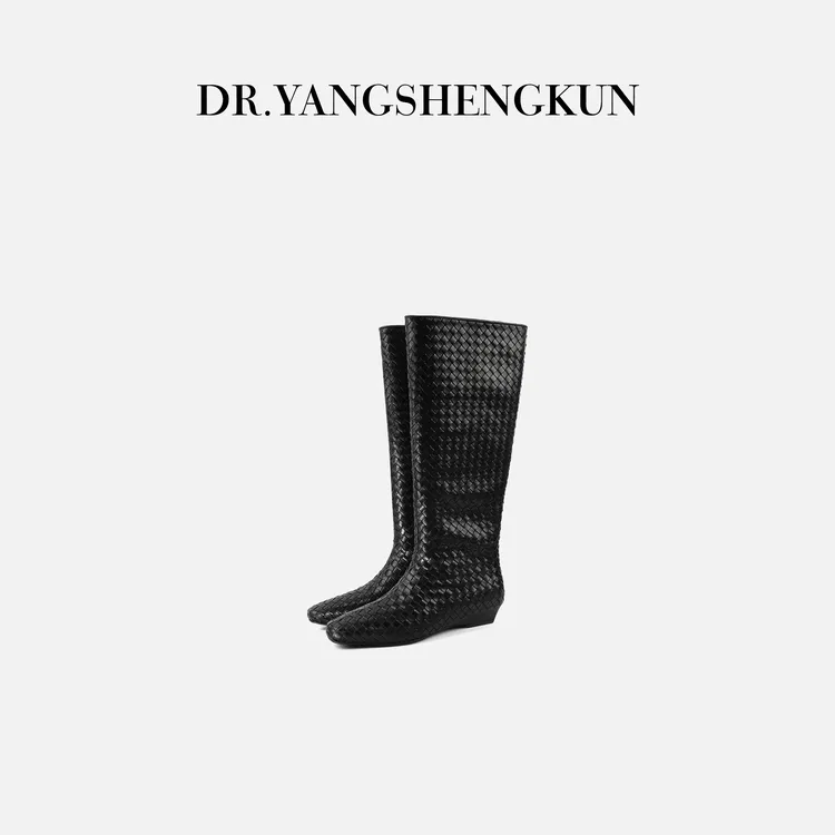杨圣坤2025新品欧美风尖头平底手工编织黑色真皮长筒靴X2583101