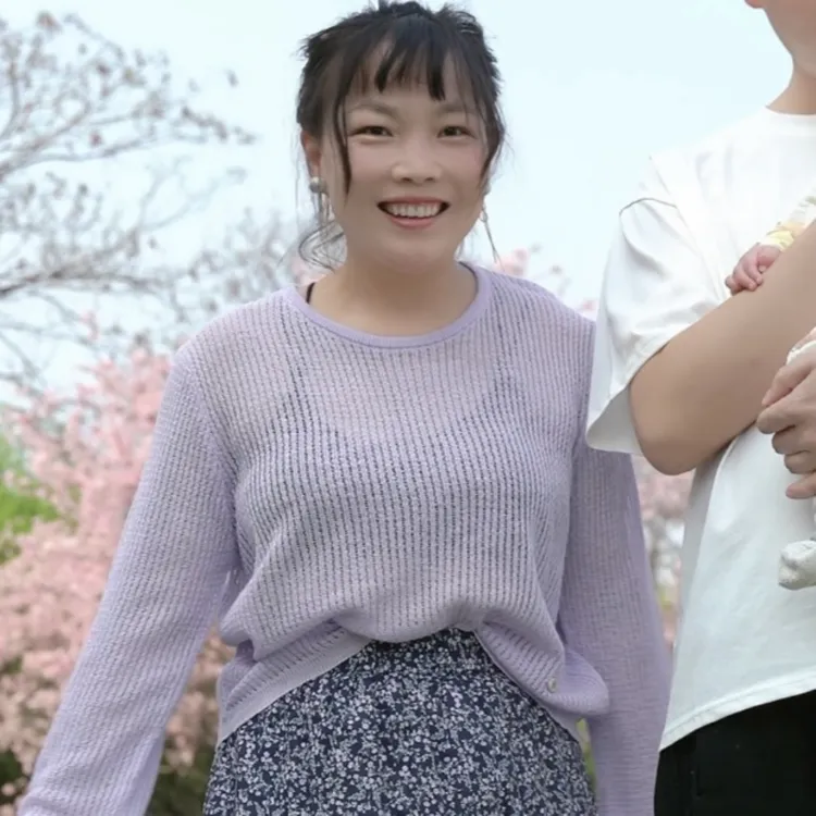 紫色上衣黑色碎花半身裙套装