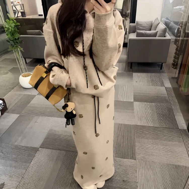 巨好看一整套穿搭女2025秋冬高级感重工串珠连帽卫衣半身裙两件套