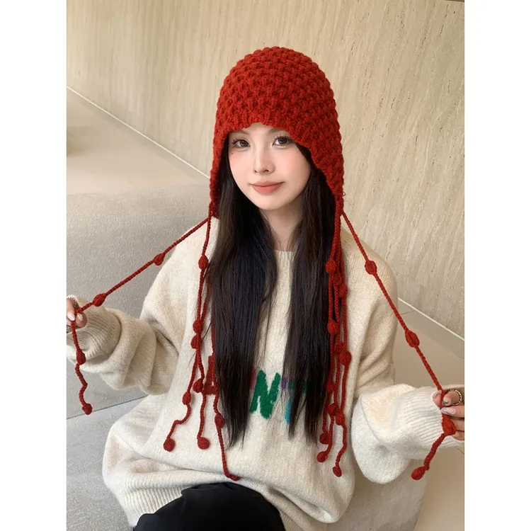 时尚手工编织流苏球球毛线帽子女保暖护耳绑带针织帽大头围套头帽