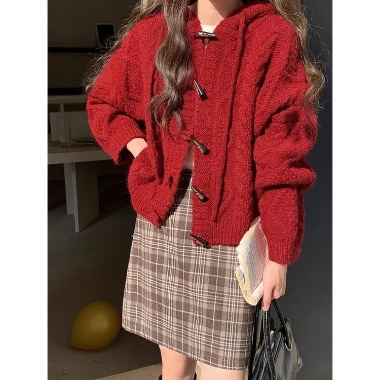 莲叶复古牛角扣红色麻花毛衣开衫外套女冬加厚宽松慵懒风连帽针织