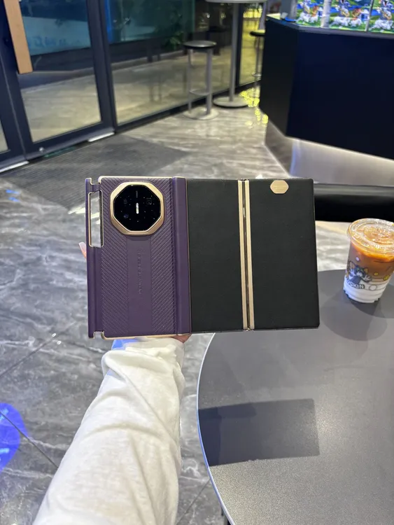 适用于华为三折叠MateXT/XTs双中轴压纹保护壳压纹单中轴手机壳