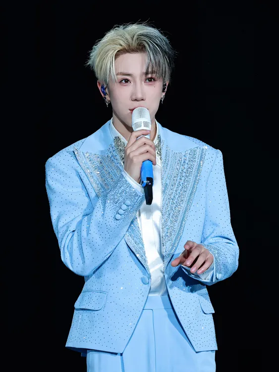 鹭卓明星同款天蓝色手工钉珠镶钻西装男高级感舞台宴会西服套装潮