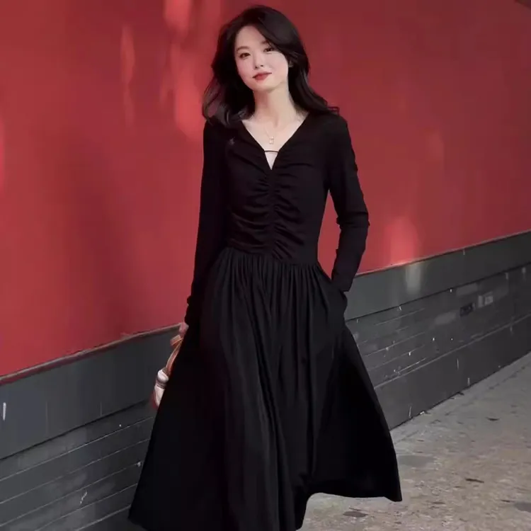 法式v领长袖连衣裙2025新款女早秋新款设计感休闲收腰显瘦长裙子