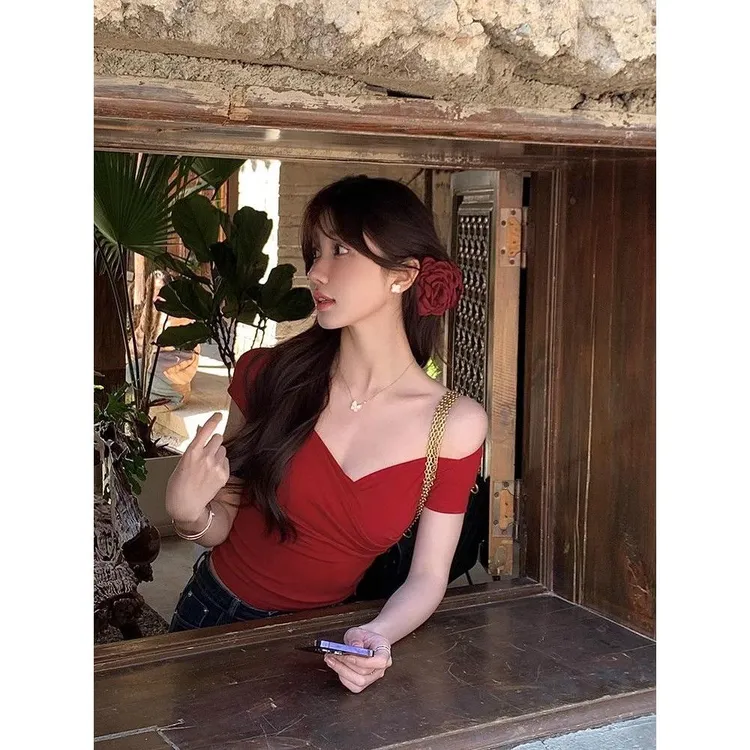 愉悦愉悦红色V领一字肩短袖T恤女夏季纯欲风收腰显瘦交叉短款上衣