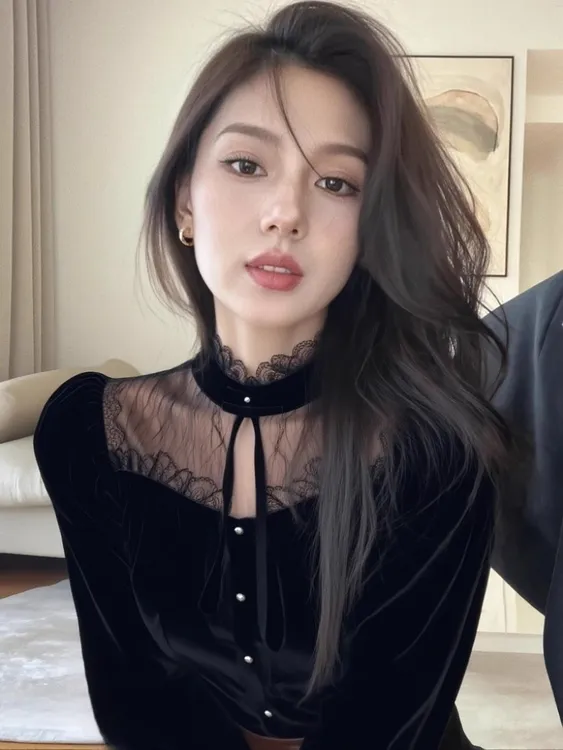 黑色蕾丝拼接丝绒上衣女装秋冬新款轻熟气质名媛独特漂亮叠穿衬衣