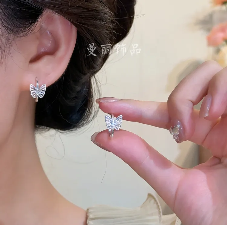 铜合金耳饰 2025轻奢简约镂空蝴蝶C耳钉