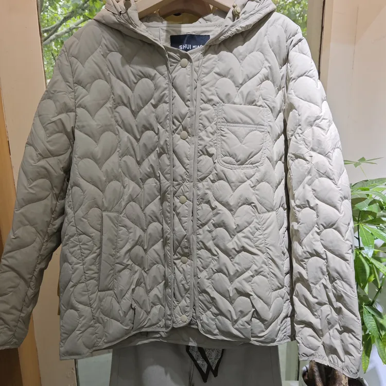 水淼冬季短款圆领轻薄羽绒服荷花城羽绒服